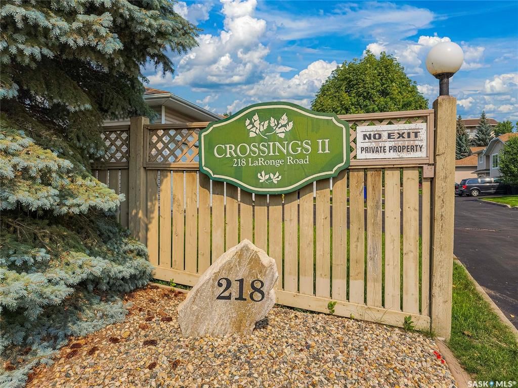 Open House. Open House on Sunday, October 15, 2023 2:00PM - 4:00PM
Bungalow style, end unit townhouse that features 2 bedrooms plus a den upstairs and 2 bedrooms in the basement. Nicely maintained and updated. Check it out Sunday afternoon 2-4.